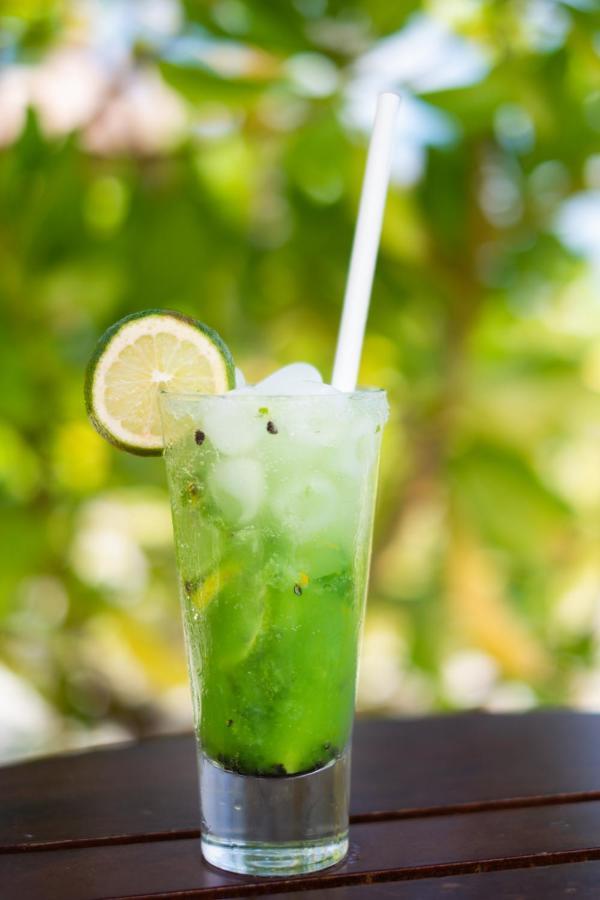 Reef Edge Thulusdhoo, Maldives Hotel Exterior foto