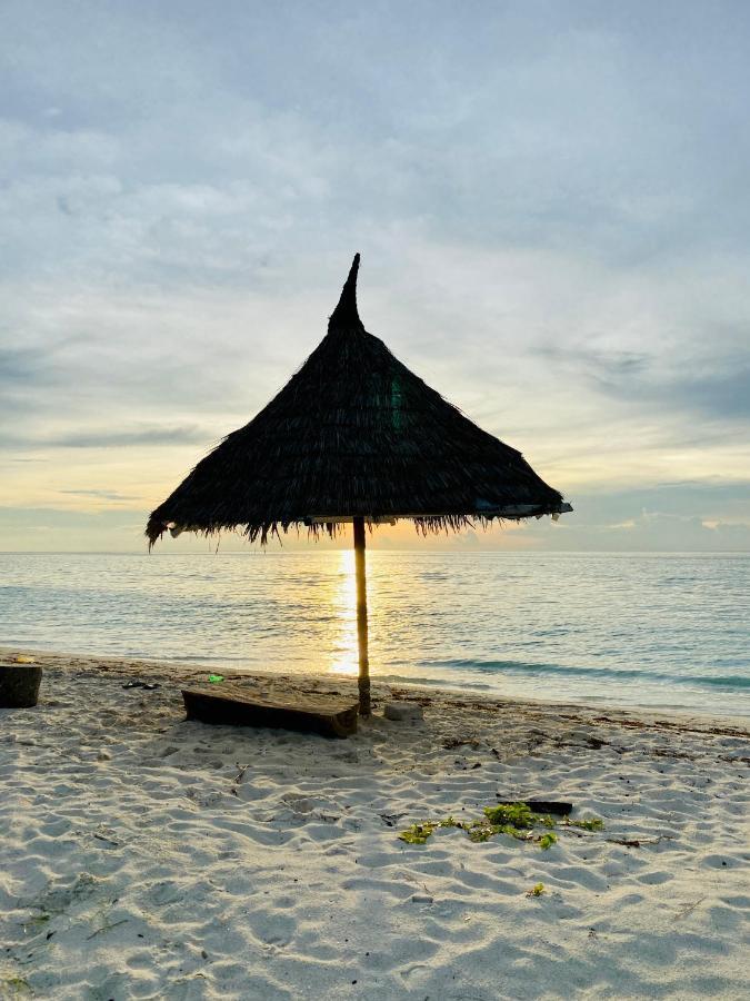 Reef Edge Thulusdhoo, Maldives Hotel Exterior foto