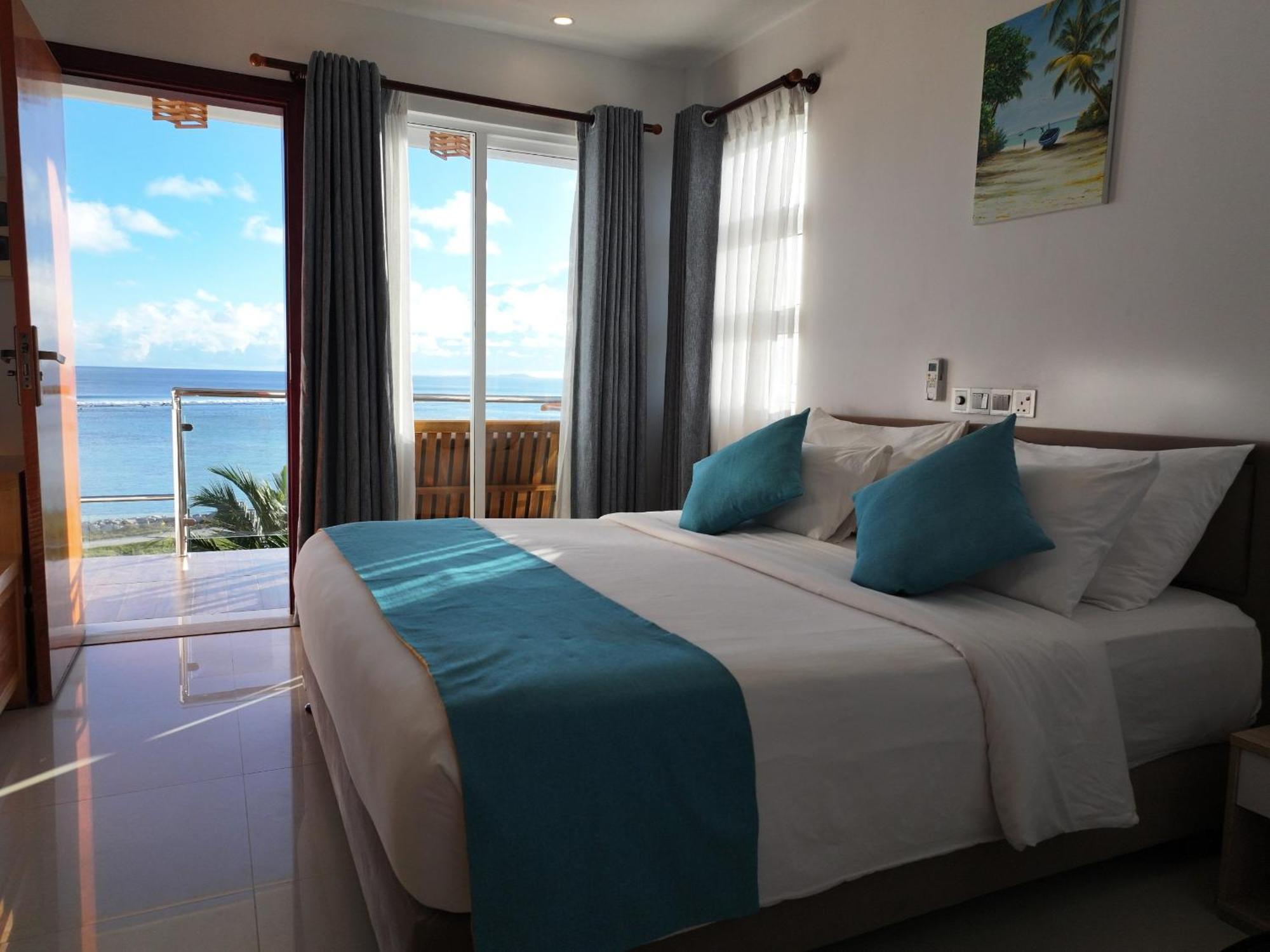 Reef Edge Thulusdhoo, Maldives Hotel Exterior foto