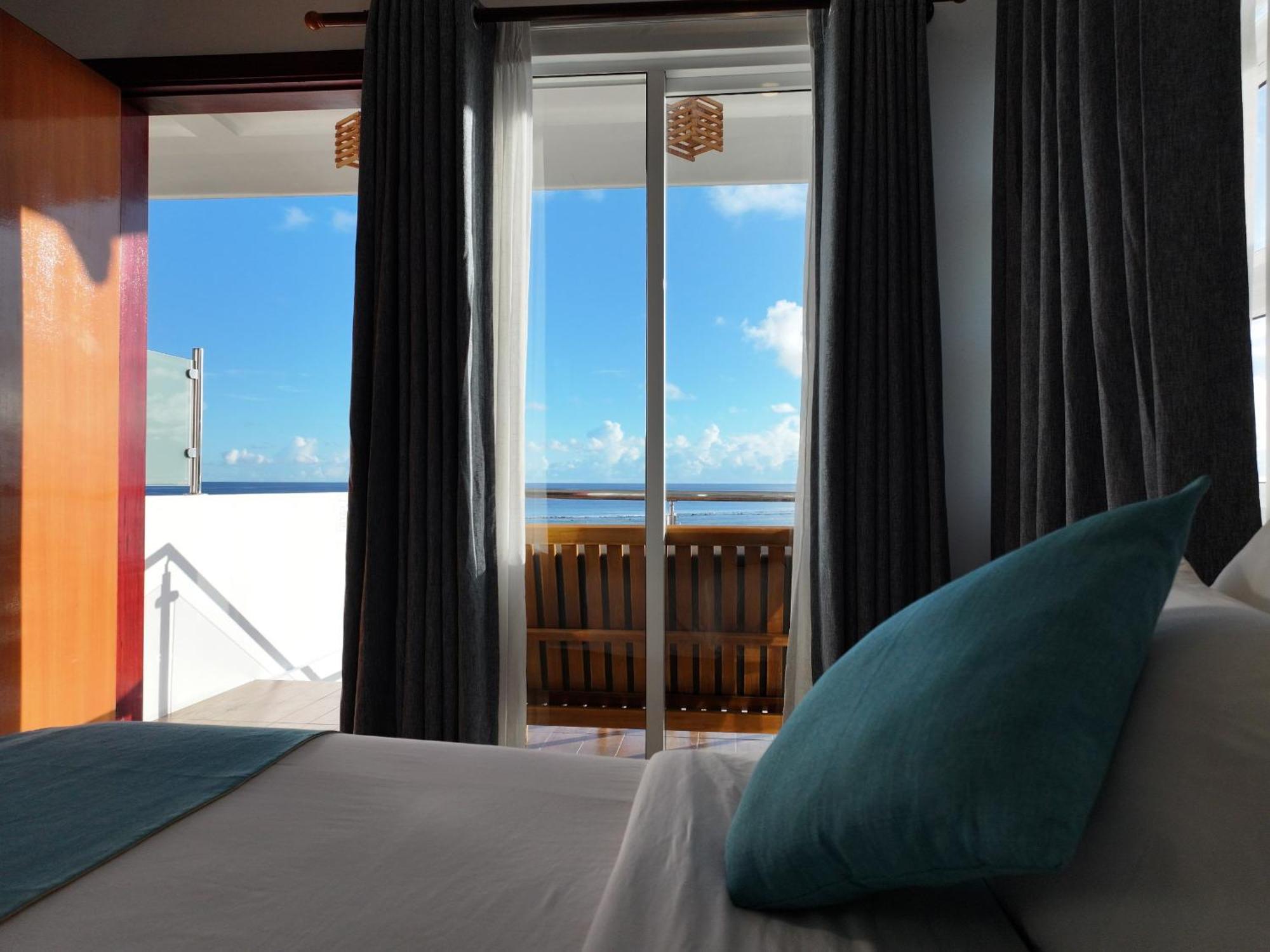 Reef Edge Thulusdhoo, Maldives Hotel Exterior foto