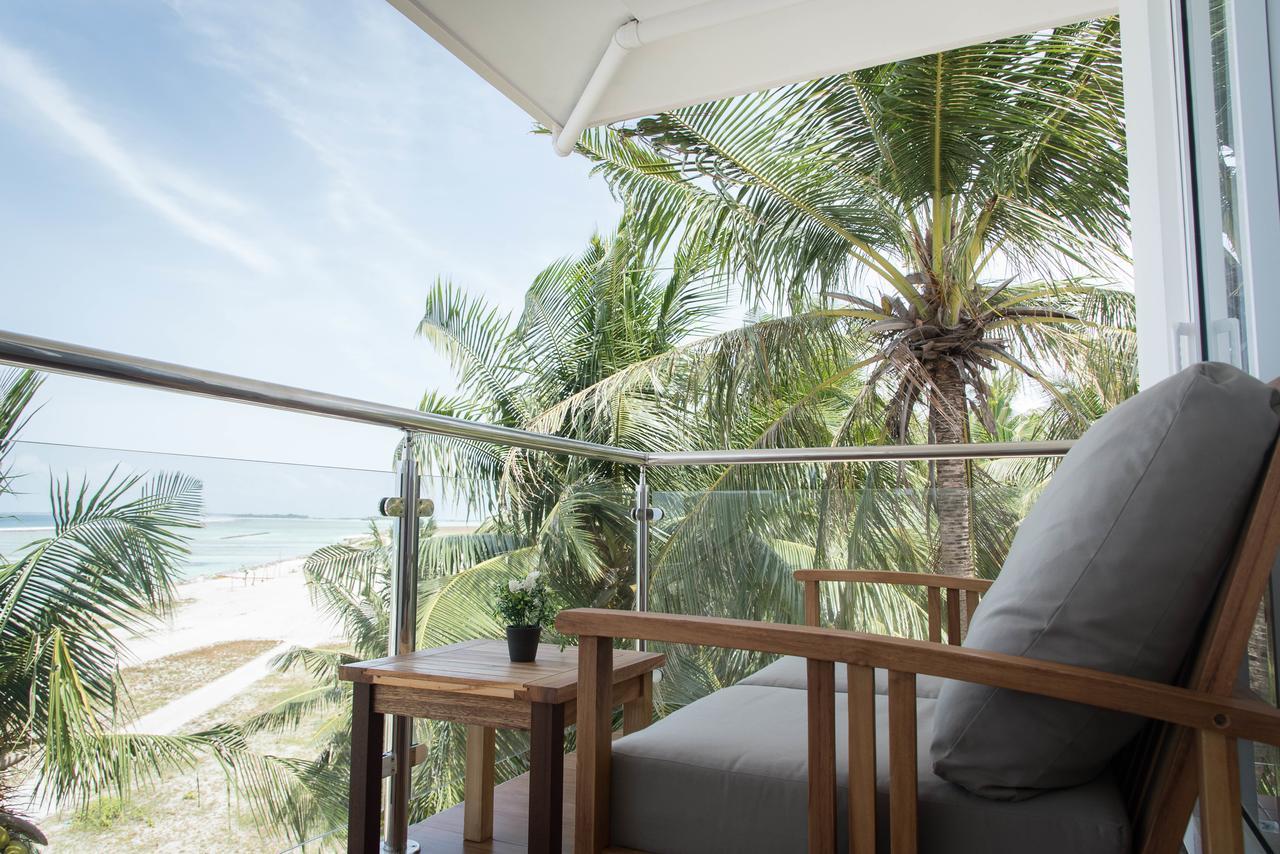 Reef Edge Thulusdhoo, Maldives Hotel Exterior foto